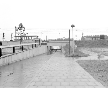 883775 Gezicht op de onderdoorgang voor fietsers en voetgangers van het N.S.-station Utrecht Lunetten aan het ...